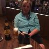 De boog moet niet altijd gespannen zijn. Myriam rust even uit aan de bar bij een biertje.